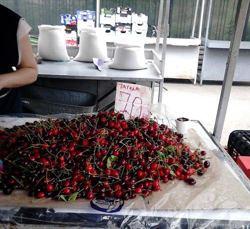 на велешки пазар  црешите се продаваа како јагоди